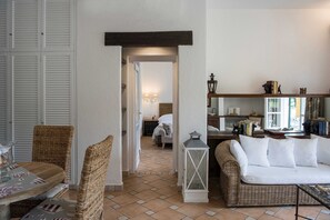 Ropa de cama de alta calidad y minibar 