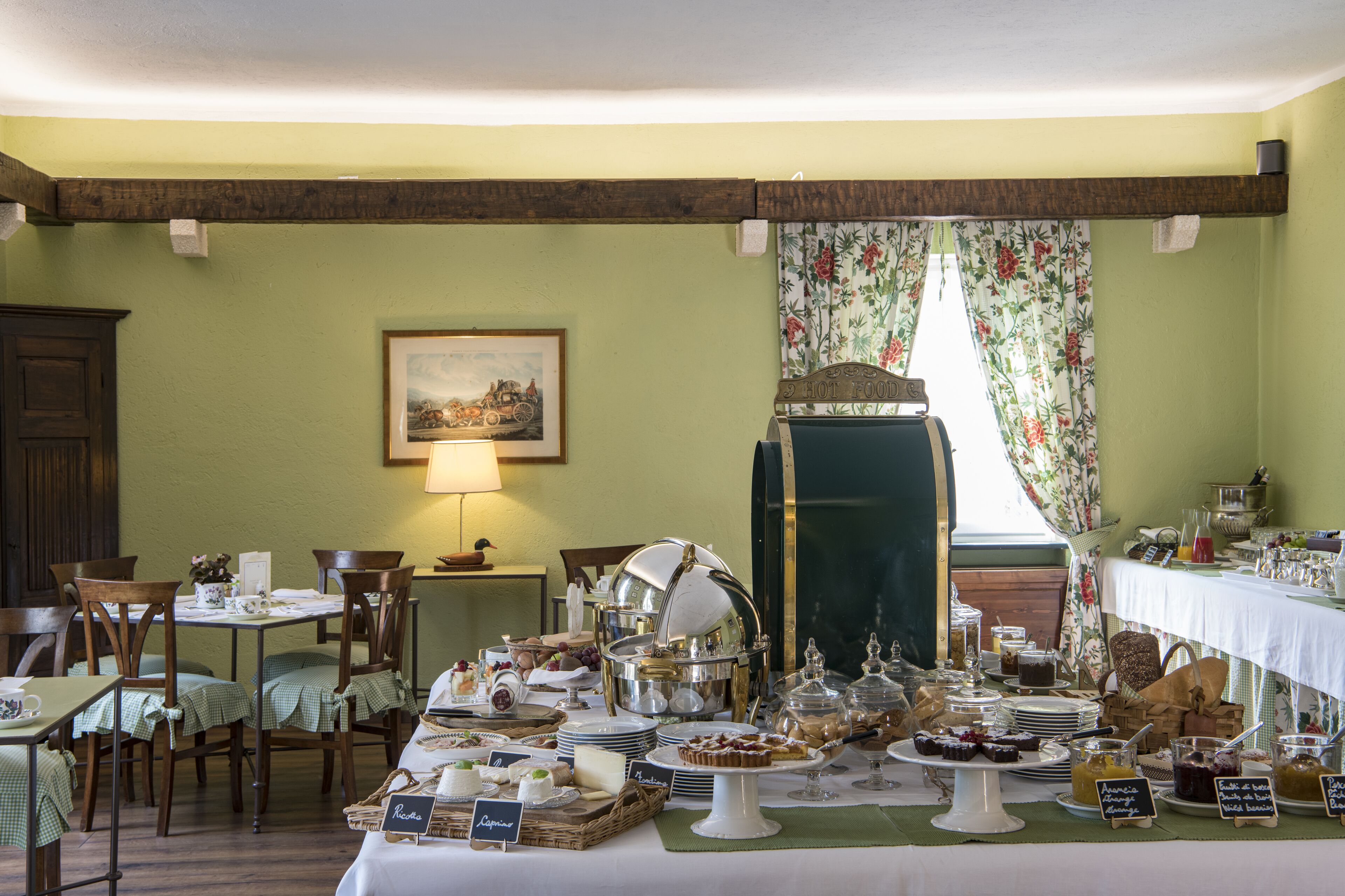 Un buffet de petit-déjeuner proposant divers plats et une table entourée de chaises.