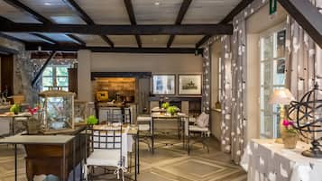 2 restaurants, lunch, dinner served; Italian cuisine