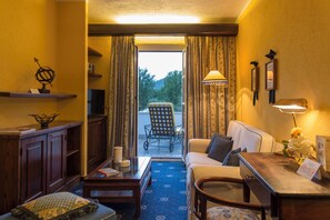 Junior Suite | Premium bedding, minibar, in-room safe, individually decorated
