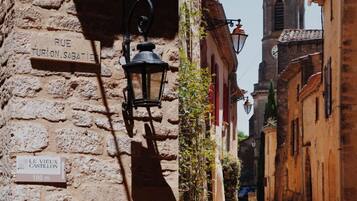 A narrow street with stone buildings, a street lamp, and a sign indicating Rue Turion Sabatie.