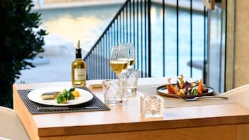 2 restauranter; serverer morgenmad, frokost, aftensmad og franske retter
