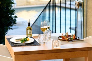 2 restaurants, breakfast, lunch, dinner served; French cuisine 