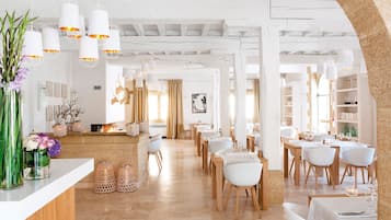 2 restaurants, breakfast, lunch, dinner served; French cuisine