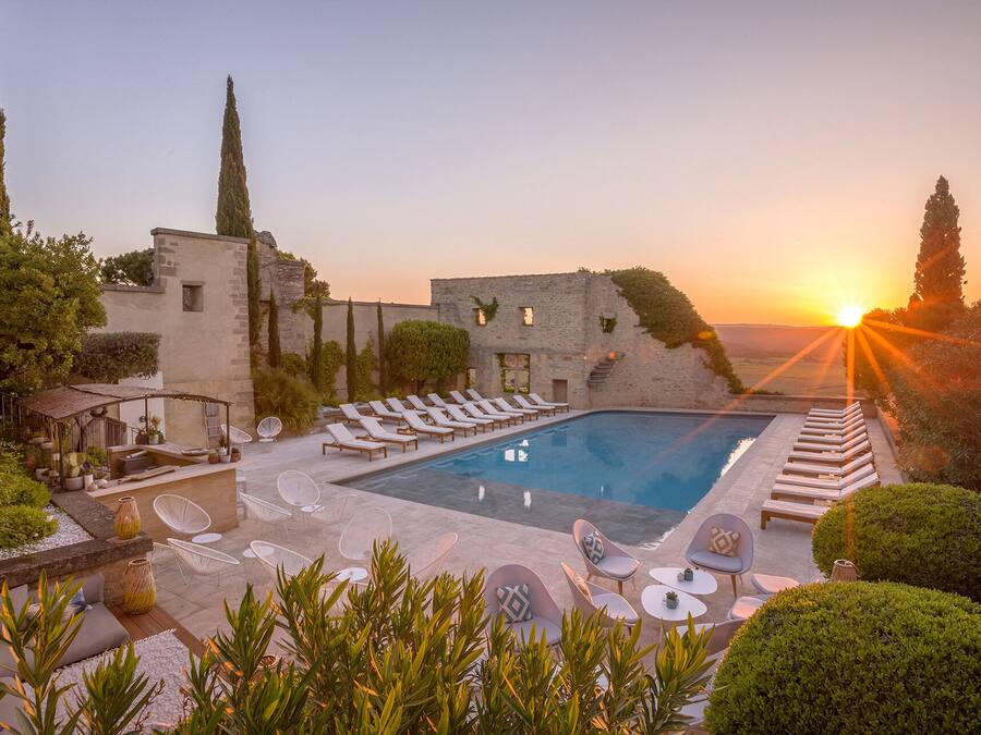 Alberca al aire libre por temporada y sombrillas en la alberca