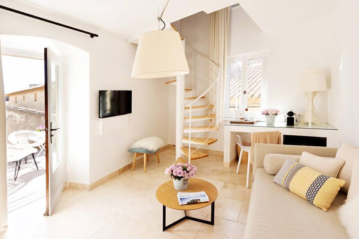 Ein modernes Wohnzimmer mit Sofa, Couchtisch und Treppe.