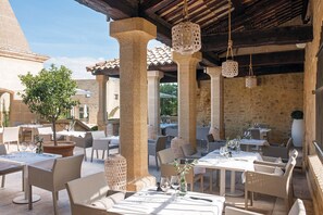 2 restaurants; breakfast, lunch, and dinner served