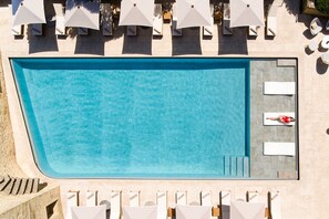 Seasonal outdoor pool, pool umbrellas, sun loungers - Le Vieux Castillon (Castillon-du-Gard)