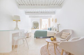 Minibar, caja de seguridad en la habitación y decoración personalizada