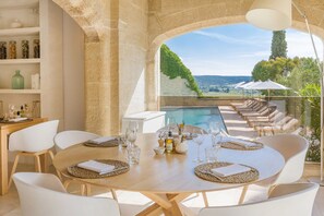 2 restaurants; breakfast, lunch, and dinner served - Le Vieux Castillon (Castillon-du-Gard)