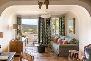 Suite Junior Deluxe Terrasse | Living area | 50-inch Smart TV with satellite channels, TV
