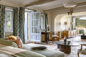 Suite Junior Deluxe Terrasse | 1 bedroom, premium bedding, free minibar items, in-room safe