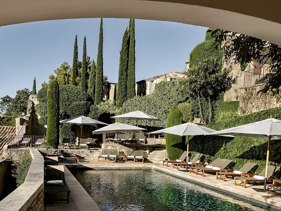 Piscina a l'aire lliure de temporada, para-sols i gandules