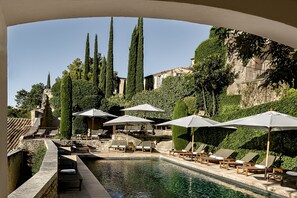 Seasonal outdoor pool, pool umbrellas, pool loungers - Hotel Crillon Le Brave (Crillon-le-Brave)