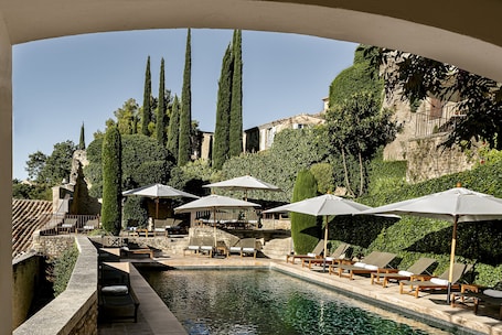 Piscine extérieure (ouverte en saison), parasols de plage. Hotel Crillon Le Brave