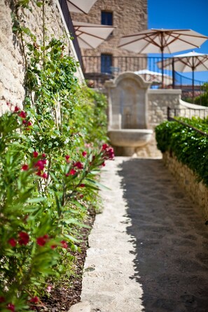 Exterior - Hotel Crillon Le Brave (Crillon-le-Brave)