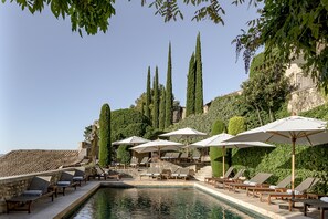 Piscine extérieure (ouverte en saison), parasols de plage