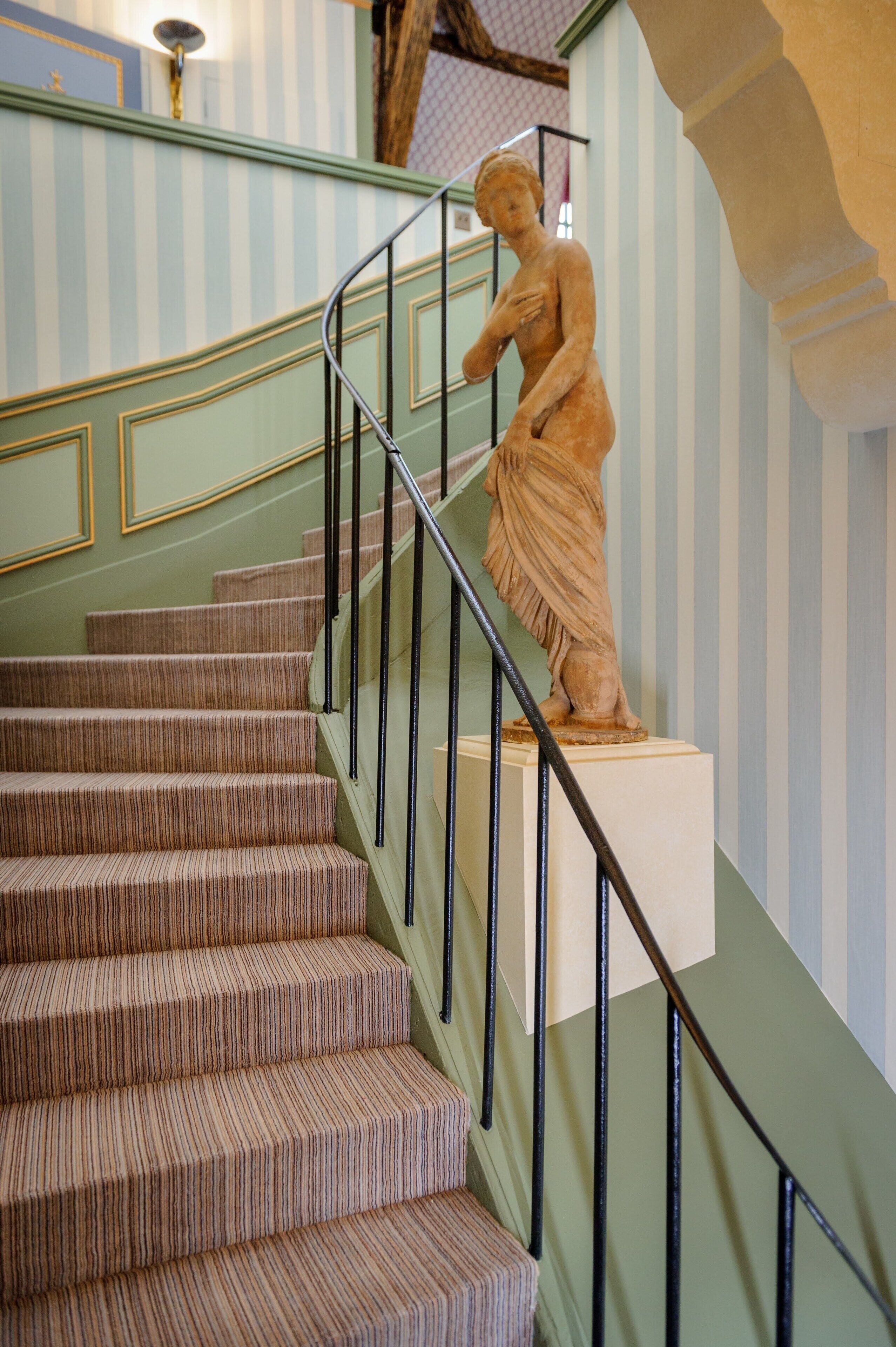 appartement marie-louise | living area | 110-cm tv with cable channels