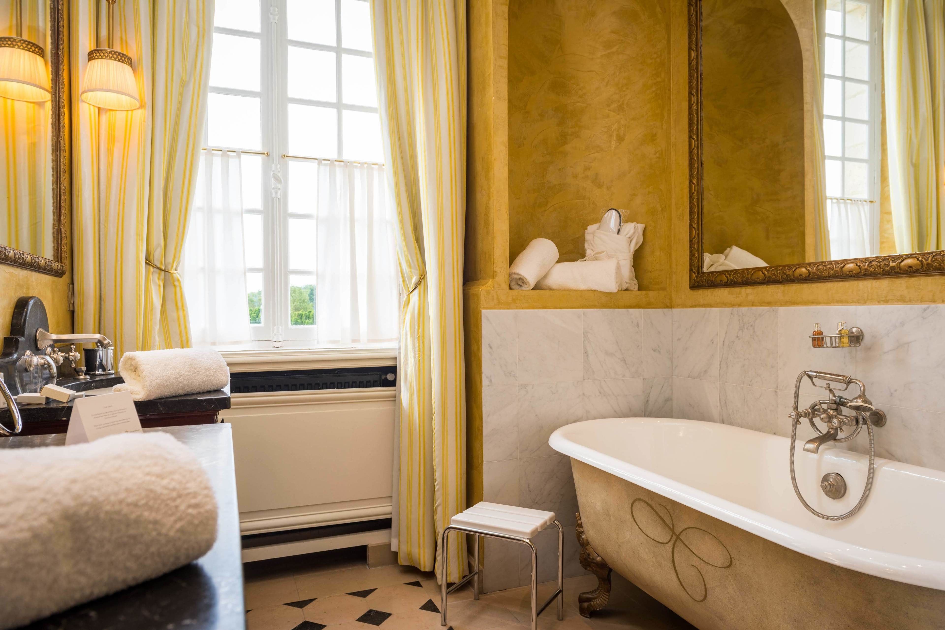 royal suite, park view | bathroom | free toiletries, hair dryer, bathrobes, slippers
