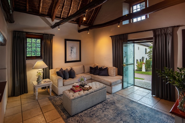 Garden Suite | Wohnbereich | Plasmafernseher, DVD-Player, Pay-TV