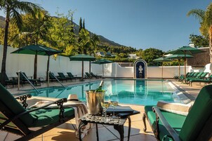 2 室外游泳池，日光浴躺椅