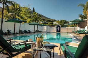 2 outdoor pools, pool loungers