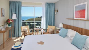 Standard Double Room, Sea View | Peralatan tempat tidur premium, bar mini, peti besi dalam bilik