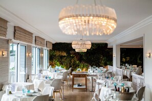 2 restaurantes, se sirven desayunos, comidas, cenas y cocina regional
