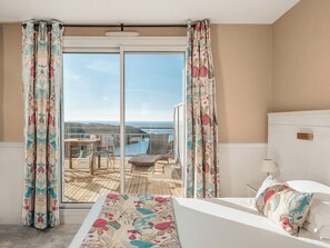 Habitación doble superior, vista al mar | Ropa de cama de alta calidad y minibar 