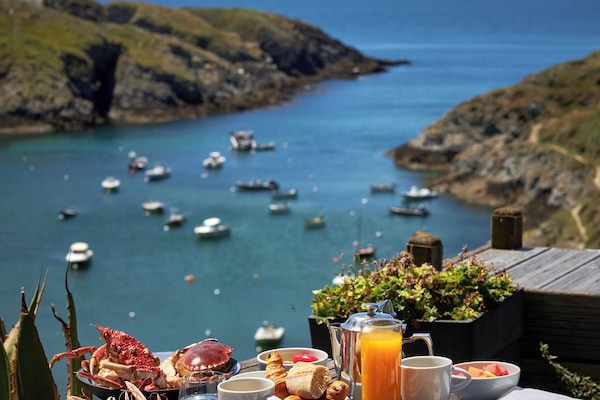 Se ofrece un desayuno bufé (29 EUR por persona)