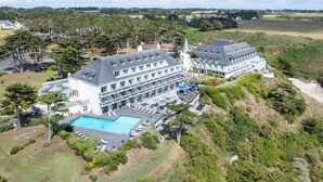 A large hotel with a swimming pool, multiple guest rooms, and a tower structure. - Castel Clara Thalasso & Spa (Bangor)