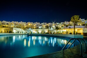Outdoor pool, pool umbrellas, sun loungers