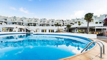 Outdoor pool, pool umbrellas, sun loungers