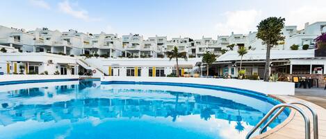 Outdoor pool, pool umbrellas, sun loungers