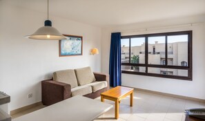 Escritorio, wifi gratis y ropa de cama 