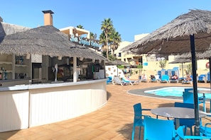 Bar en bord de piscine