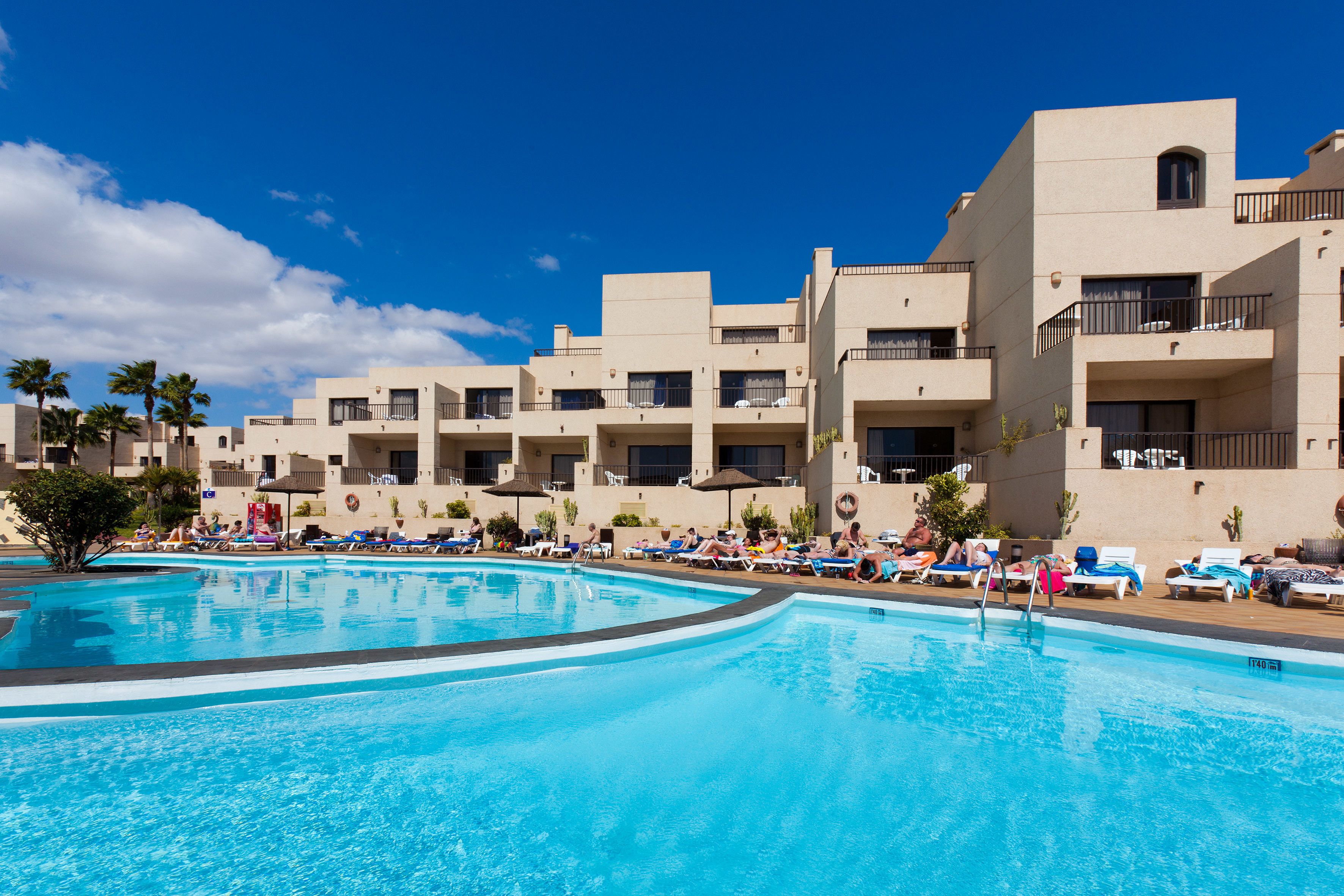 Piscine extérieure, parasols de plage, chaises longues