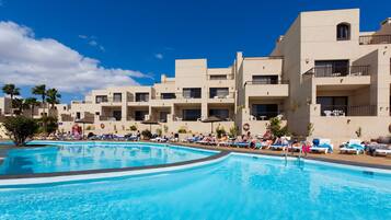 Outdoor pool, pool umbrellas, sun loungers