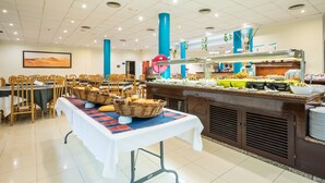 Un buffet avec des tables, des chaises et une grande variété de plats.