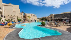 Outdoor pool, pool umbrellas, pool loungers - BLUESEA Costa Teguise Gardens (Teguise)