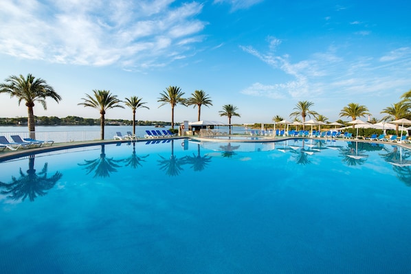 8 piscines extérieures, parasols, chaises longues