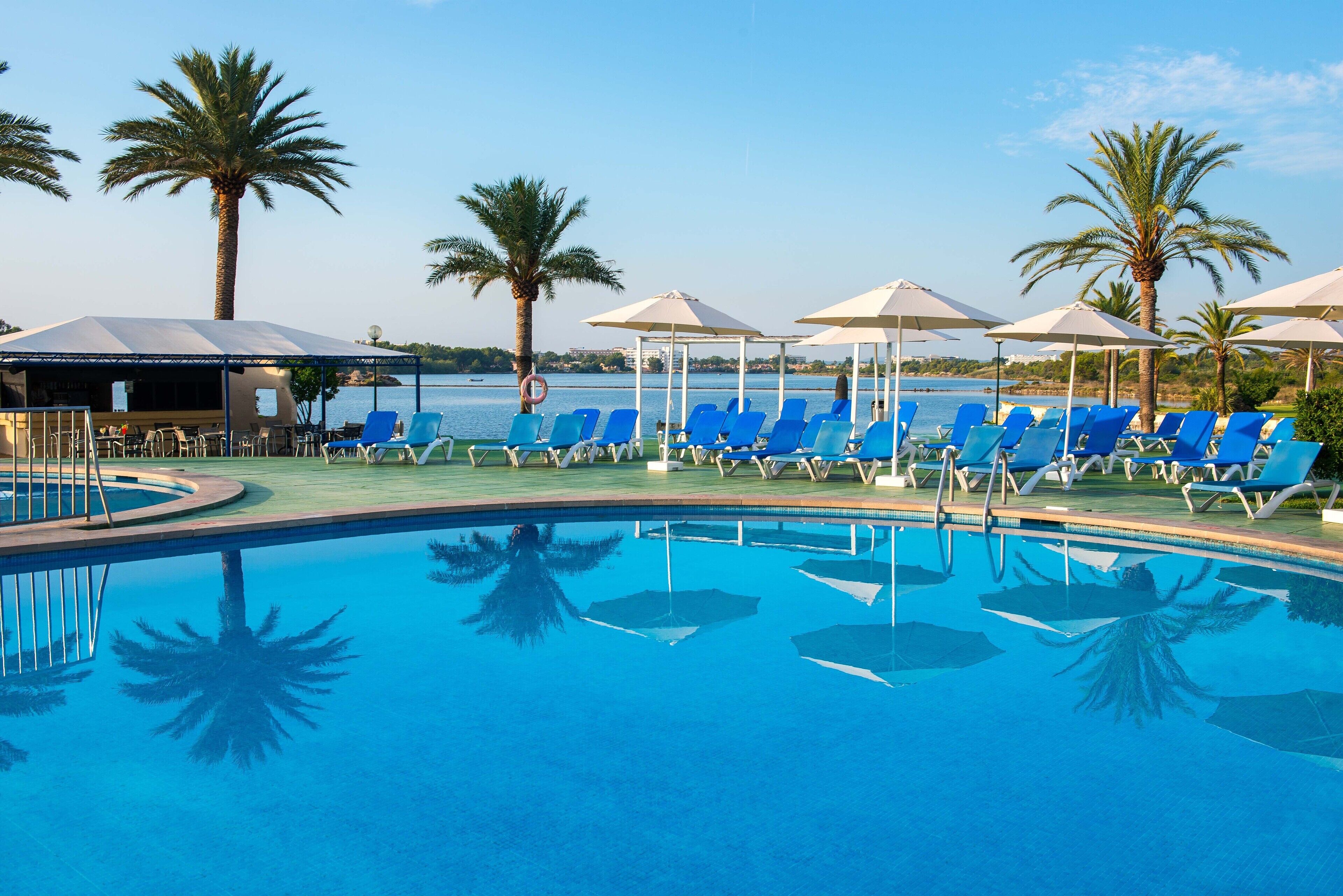 8 piscines extérieures, parasols de plage, chaises longues