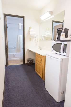 Suite, 2 grands lits, non-fumeur | Bureau, espace de travail pour ordinateurs portables