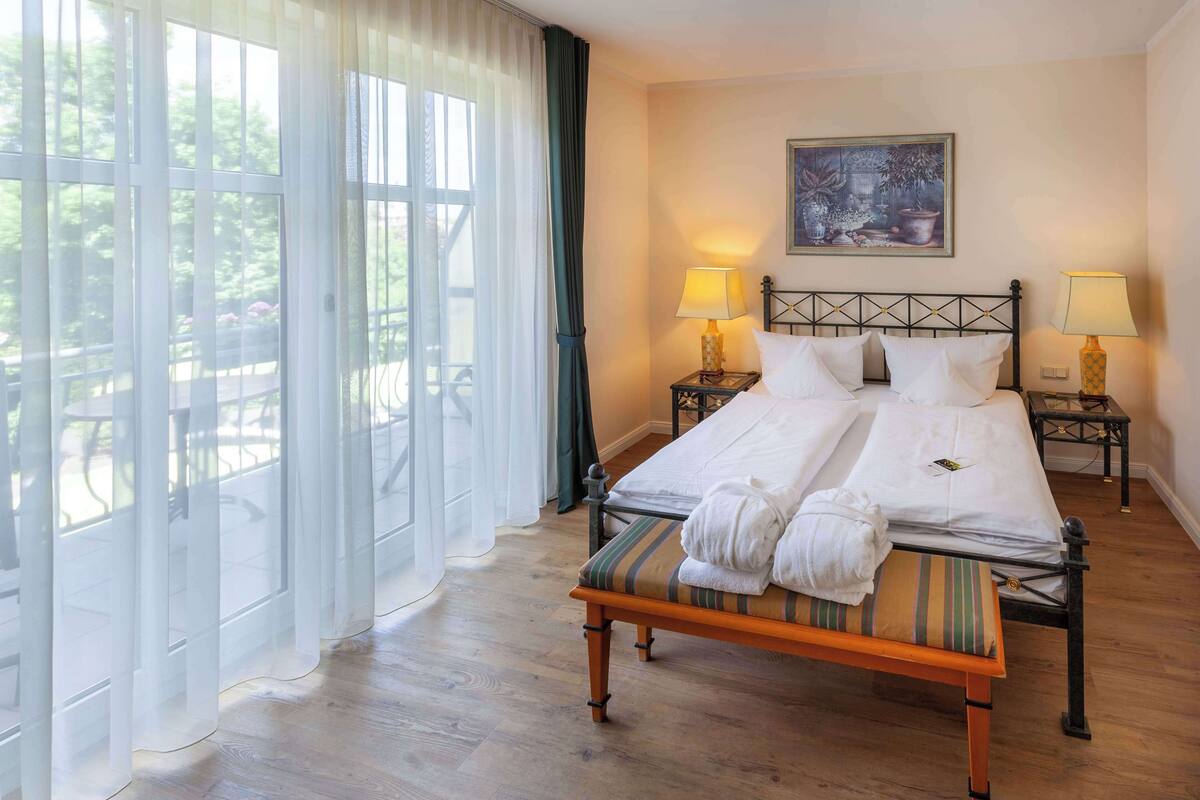 1 bedroom, premium bedding, in-room safe, desk