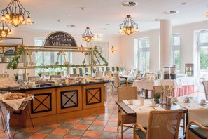 Daily buffet breakfast (EUR 20.00 per person) - Best Western Wein-Und Parkhotel Nierstein (Nierstein)