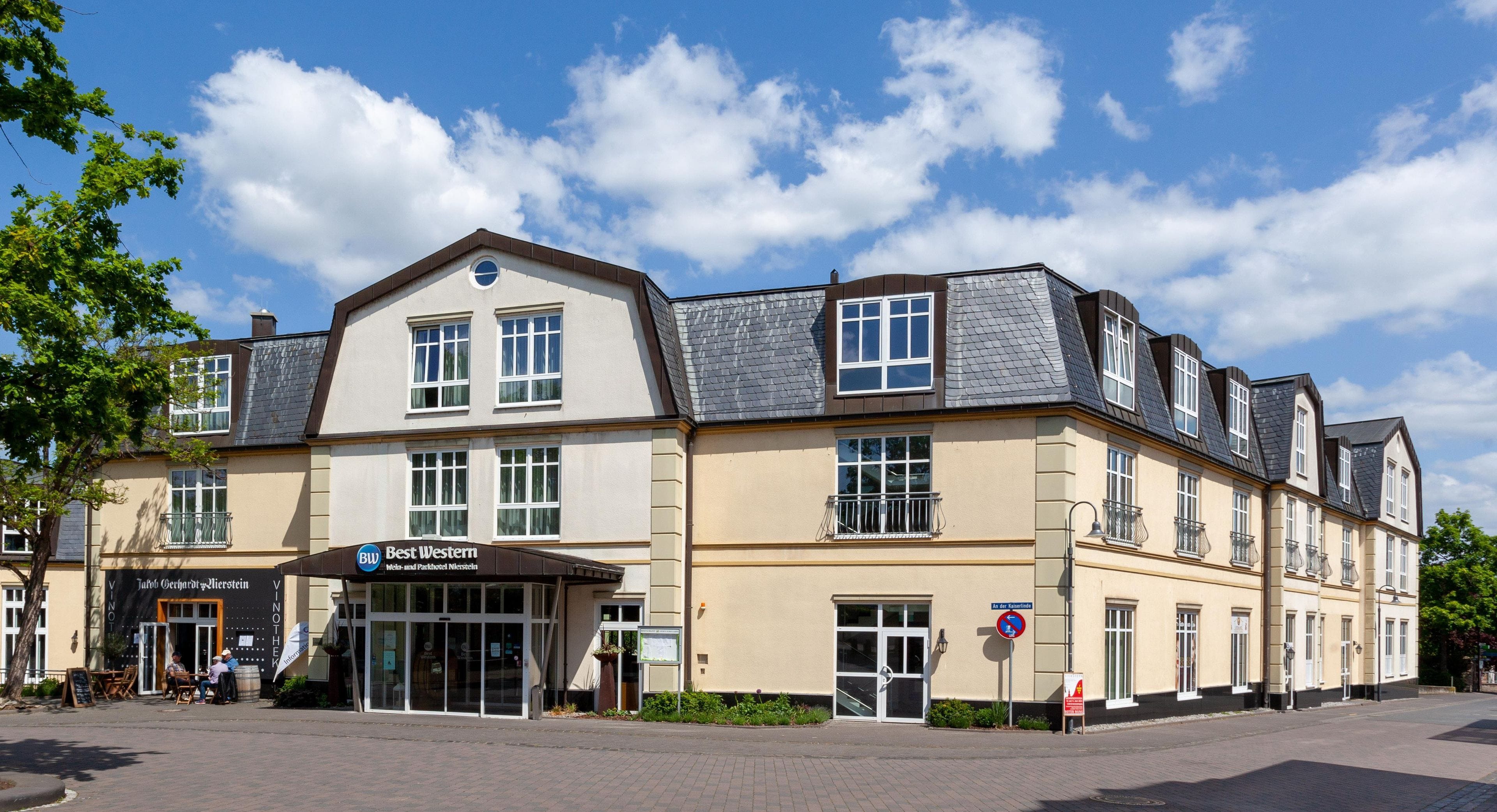Ein Hotel mit markantem Eingang, zahlreichen Fenstern und einem Schild für 'Best Western'.