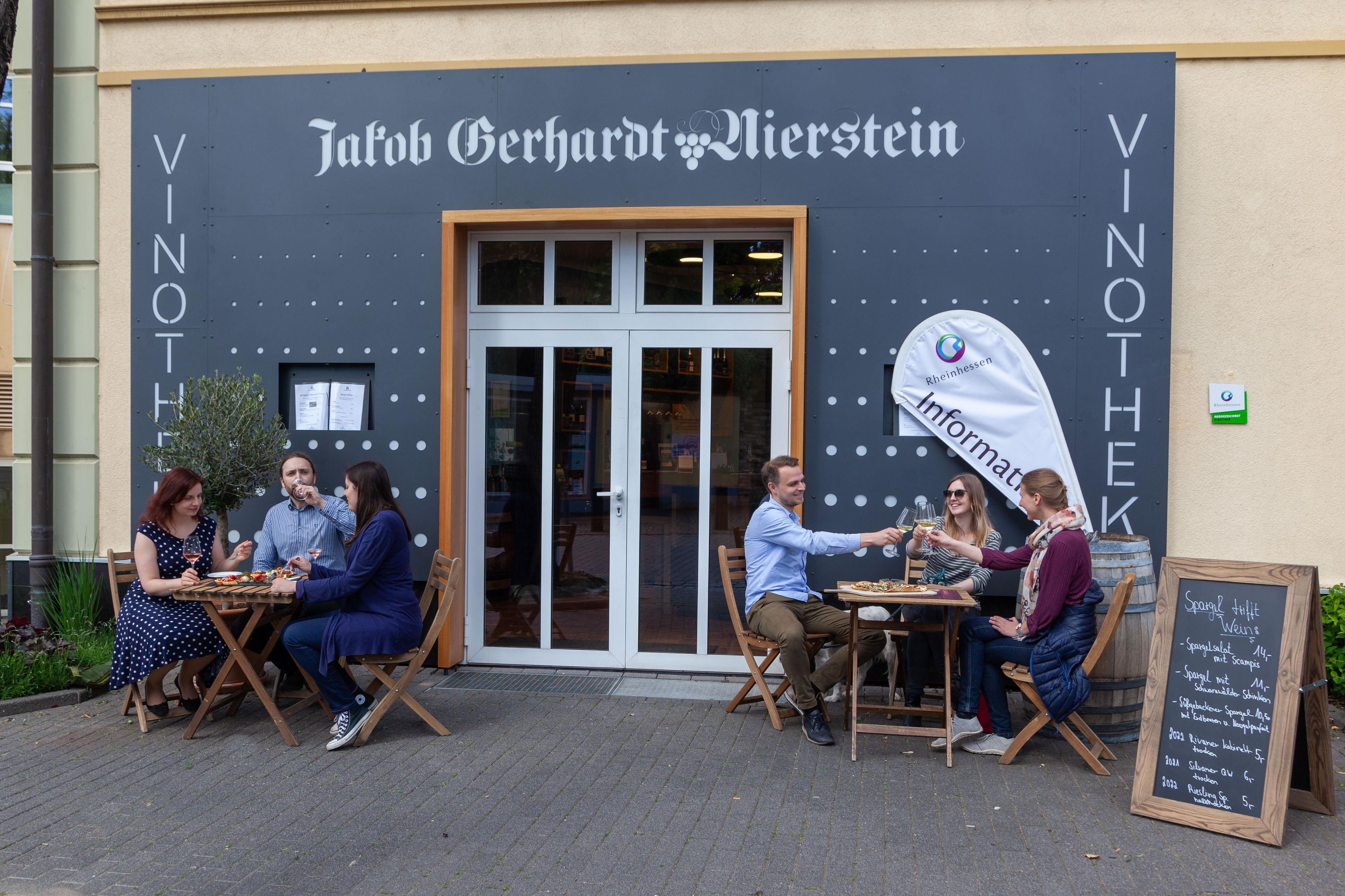 Ravintolan edessä on ulkoilma-alue, jossa on kyltti, jossa lukee: ”Jahob Gerhardt Bierstein”.