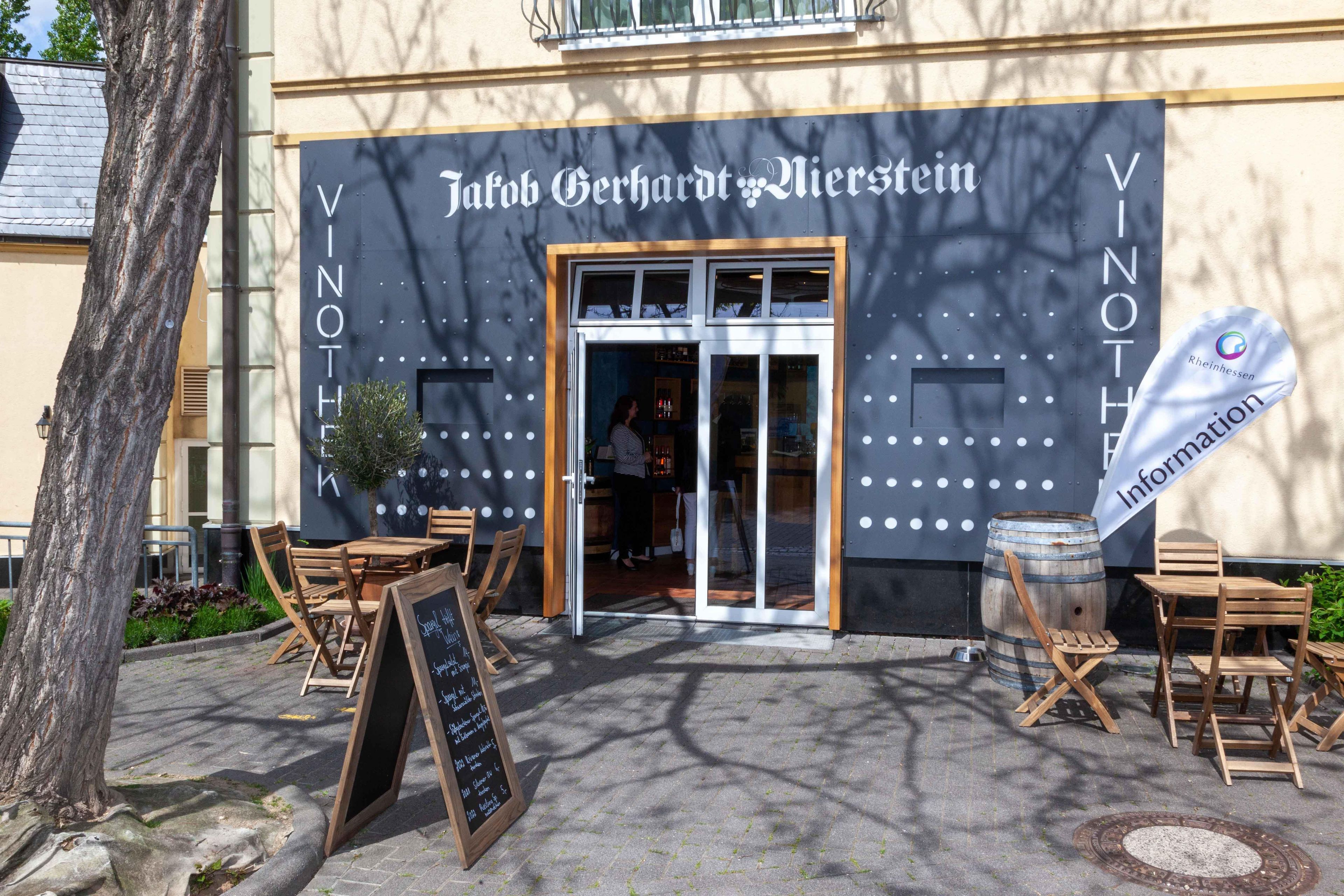 Un restaurante llamado 'Vinothe' con terraza y un menú en la pizarra.