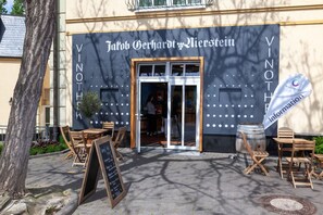 A restaurant named 'Vinothe' with outdoor seating and a chalkboard menu.