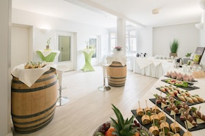 A spacious room with a long table displaying various food items and a few decorative tables with plants. - Best Western Wein-Und Parkhotel Nierstein (Nierstein)